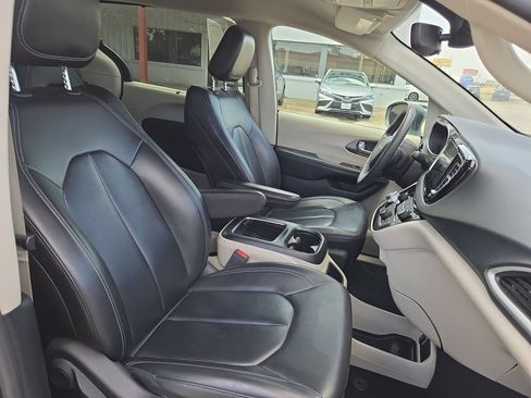 Used 2023 Chrysler Pacifica Touring-L FWD image 31