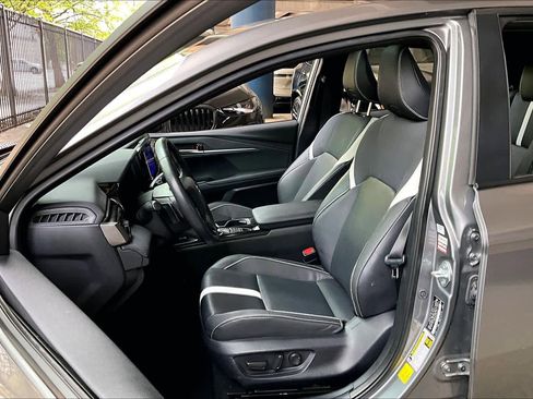 Used 2025 Toyota Camry SE w/ Convenience Package image 7