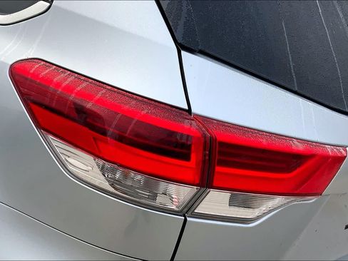 Used 2017 Toyota Highlander Plus FWD image 28