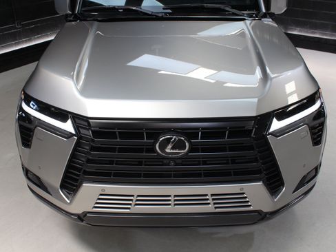 Used 2025 Lexus GX 550 w/ Cold Area Package AWD/4WD image 8