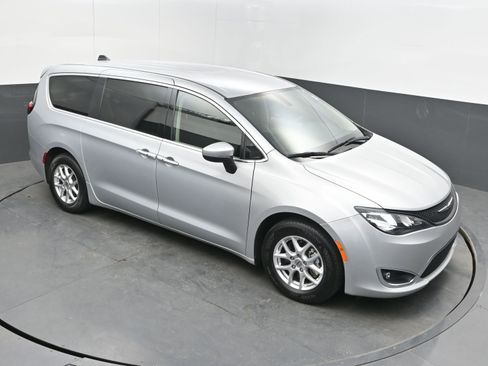 Used 2022 Chrysler Voyager LX image 33