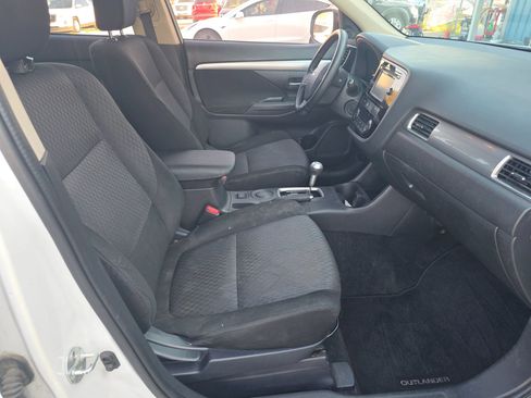 Used 2014 Mitsubishi Outlander SE image 19