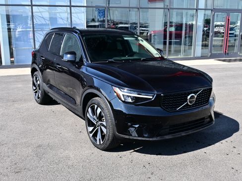 Used 2023 Volvo XC40 B5 Plus w/ Driver Assist Package AWD/4WD image 2