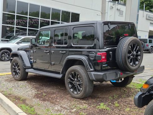 Used 2024 Jeep Wrangler Unlimited Sahara w/ Technology Group AWD/4WD image 9