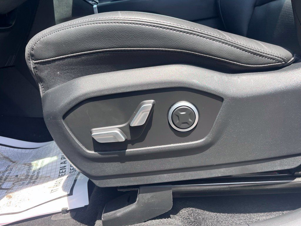 Used 2025 Hyundai Santa Fe Limited AWD/4WD image 10