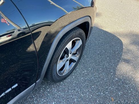 Used 2019 Jeep Cherokee Limited FWD image 11