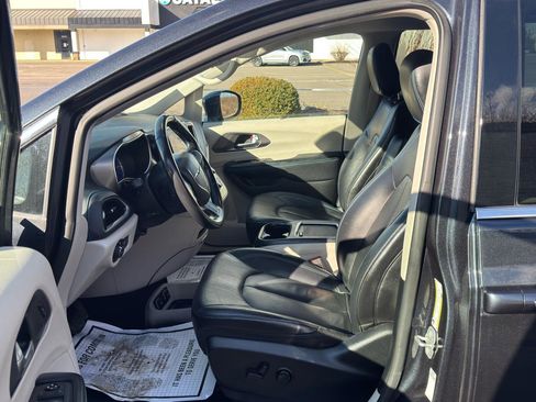 Used 2021 Chrysler Pacifica Touring-L FWD image 9