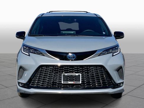 Used 2024 Toyota Sienna XSE image 3
