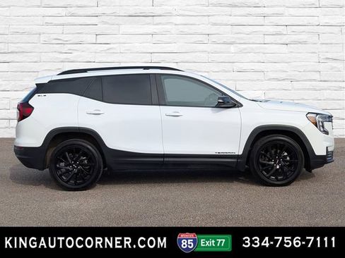 Used 2024 GMC Terrain SLE w/ Driver Convenience Package image 4