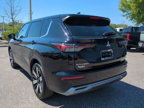 Used 2025 Mitsubishi Outlander SE image 4