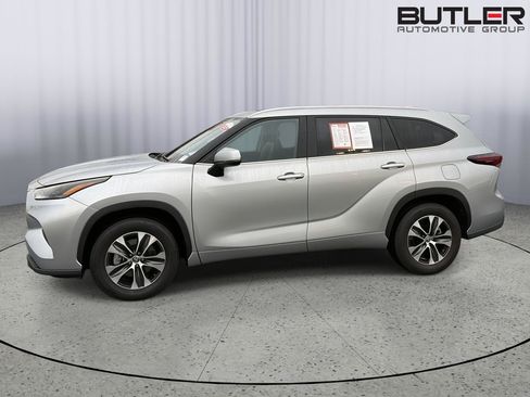 Certified 2025 Toyota Highlander XLE FWD image 3