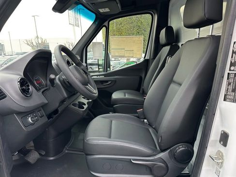 Used 2024 Mercedes-Benz Sprinter 4500 image 18