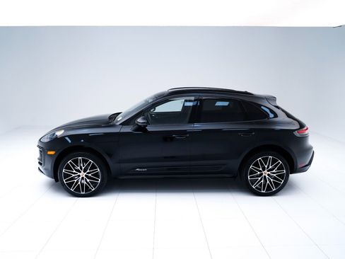 Certified 2026 Porsche Macan AWD/4WD image 2