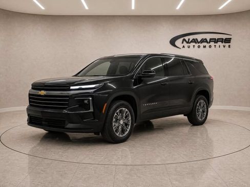 Used 2025 Chevrolet Traverse LT FWD image 3