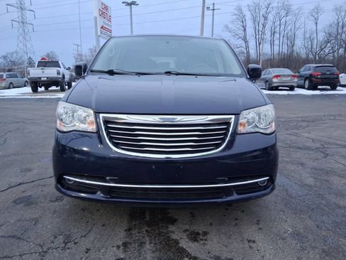 Used 2013 Chrysler Town & Country Touring image 2