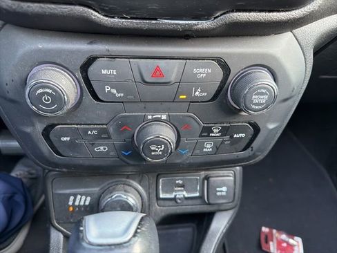 Used 2018 Jeep Renegade Limited w/ UConnect 8.4 Nav Group image 18