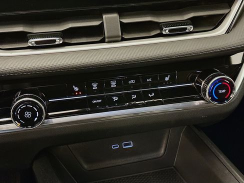 Used 2025 Chevrolet Equinox LT image 24