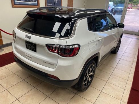 Used 2025 Jeep Compass Limited AWD/4WD image 2