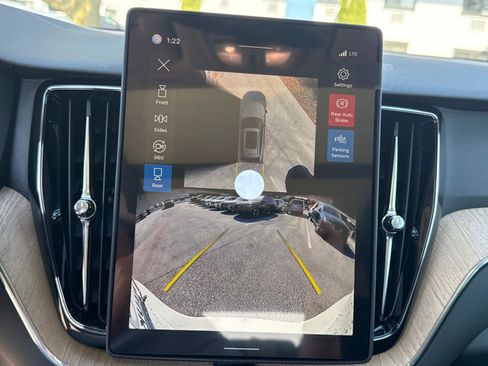 New 2026 Volvo XC60 B5 Plus w/ Climate Package image 22