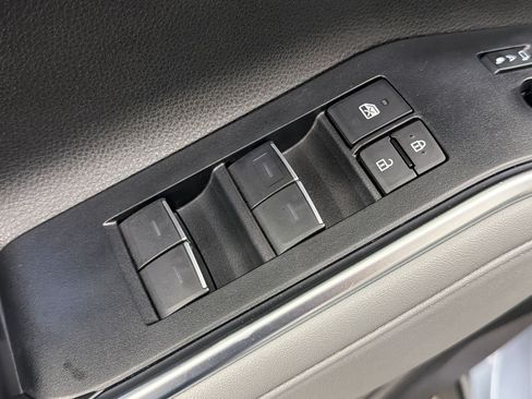 Used 2024 Toyota Highlander FWD image 15