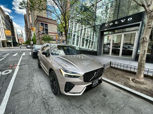 Certified 2023 Volvo XC60 B5 Plus AWD/4WD image 1