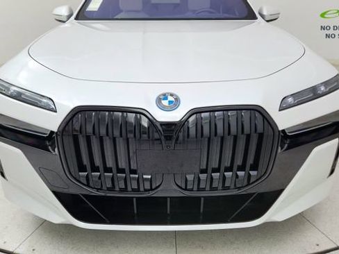 Used 2023 BMW i7 xDrive60 w/ Executive Package 2 AWD/4WD image 8