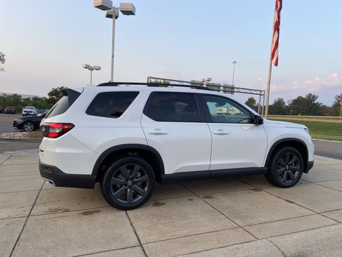 New 2025 Honda Pilot Sport image 11