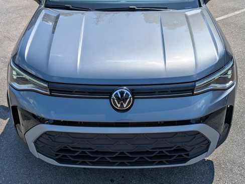 Used 2025 Volkswagen Taos SE w/ Panoramic Sunroof Package FWD image 12