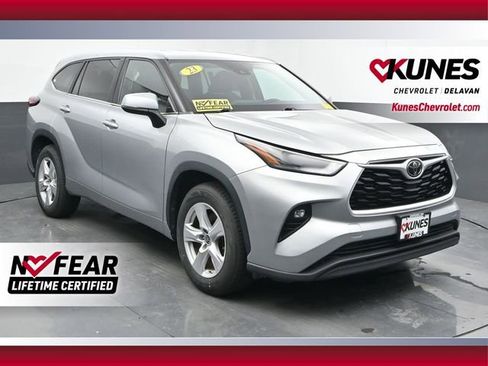 Used 2023 Toyota Highlander LE image 1