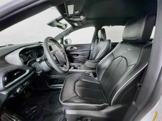Used 2025 Chrysler Pacifica Limited FWD image 10