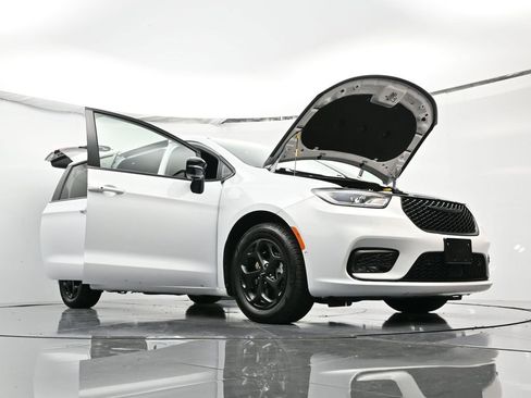 Used 2024 Chrysler Pacifica Select image 51