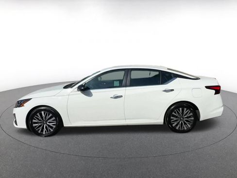 Used 2025 Nissan Altima 2.5 SV FWD image 8