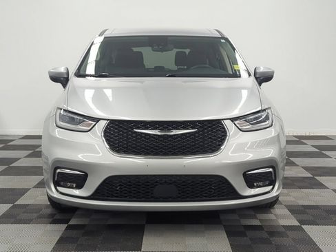 Used 2023 Chrysler Pacifica Touring-L FWD image 2