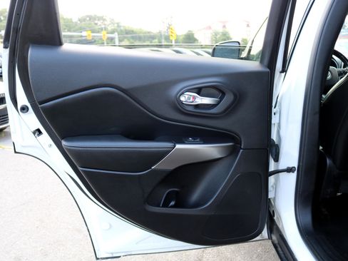 Used 2020 Jeep Cherokee Limited image 26