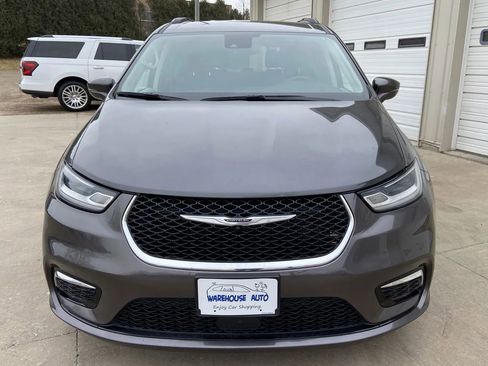 Used 2022 Chrysler Pacifica Touring-L image 3