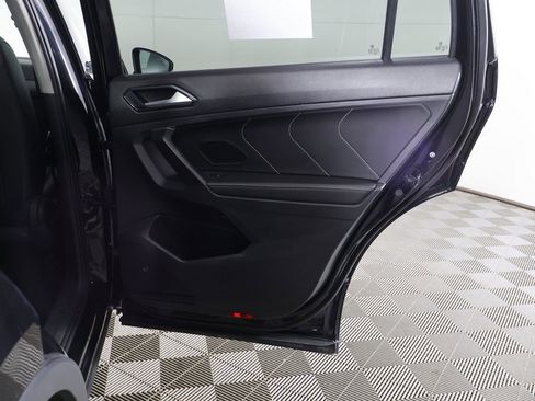 Used 2022 Volkswagen Tiguan SE w/ Panoramic Sunroof Package image 25