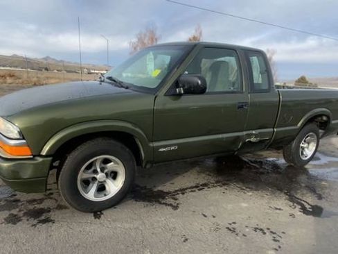 Used 2001 Chevrolet S10 Pickup LS w/ Preferred Equipment Group image 4