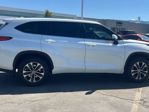 Used 2020 Toyota Highlander XLE AWD/4WD image 4