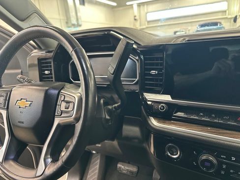 Used 2022 Chevrolet Silverado 1500 LT AWD/4WD image 23