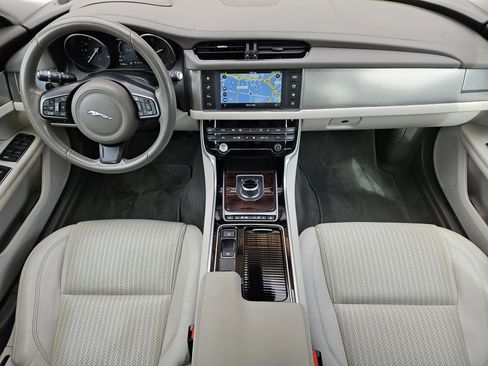 Used 2017 Jaguar XF Prestige image 27