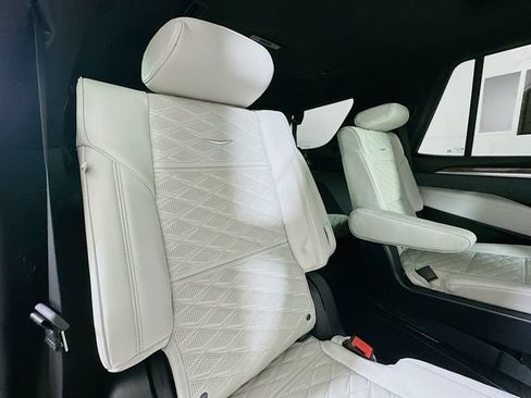 Used 2025 Cadillac Escalade Sport Platinum w/ LPO, ONYX Package AWD/4WD image 36