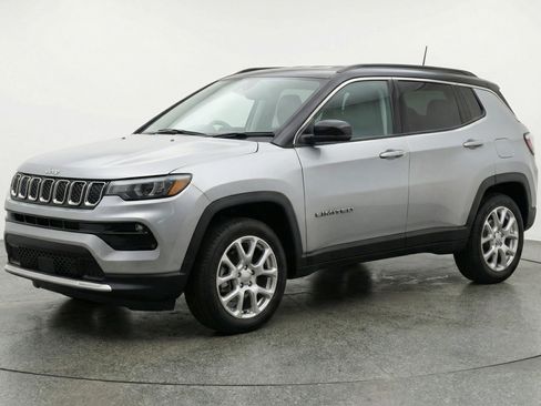 Used 2025 Jeep Compass Limited image 3
