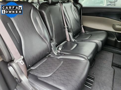 Used 2025 Kia Carnival image 17