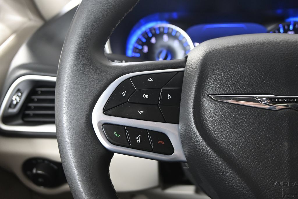 Used 2023 Chrysler Pacifica Touring-L FWD image 33