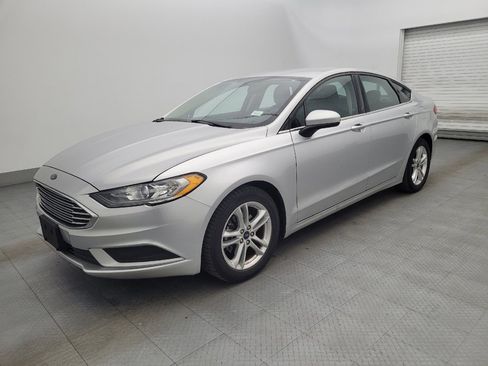 Used 2018 Ford Fusion SE w/ Fusion SE Technology Package image 2