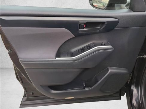 Used 2021 Toyota Highlander LE FWD image 13