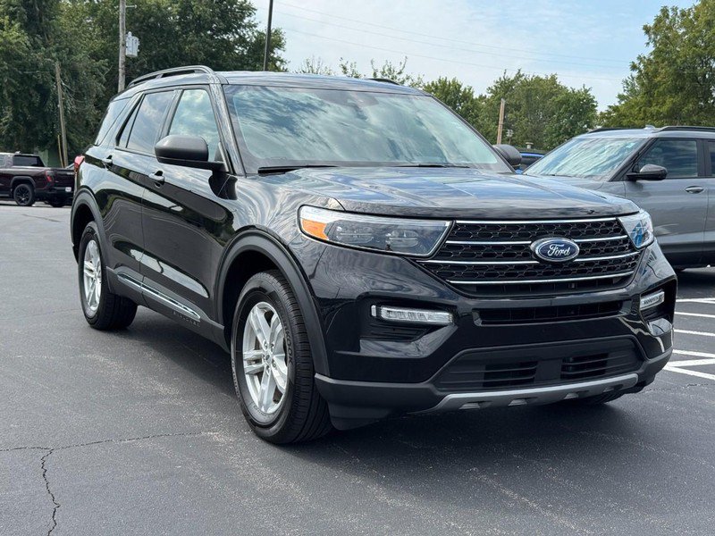 Used 2024 Ford Explorer XLT AWD/4WD image 2