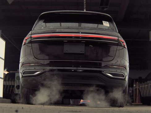 Used 2025 Lincoln Nautilus Premier image 3