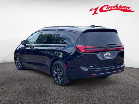 Used 2025 Chrysler Pacifica Limited FWD image 9