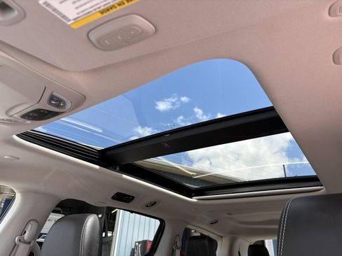 Used 2023 Chrysler Pacifica Limited AWD/4WD image 38
